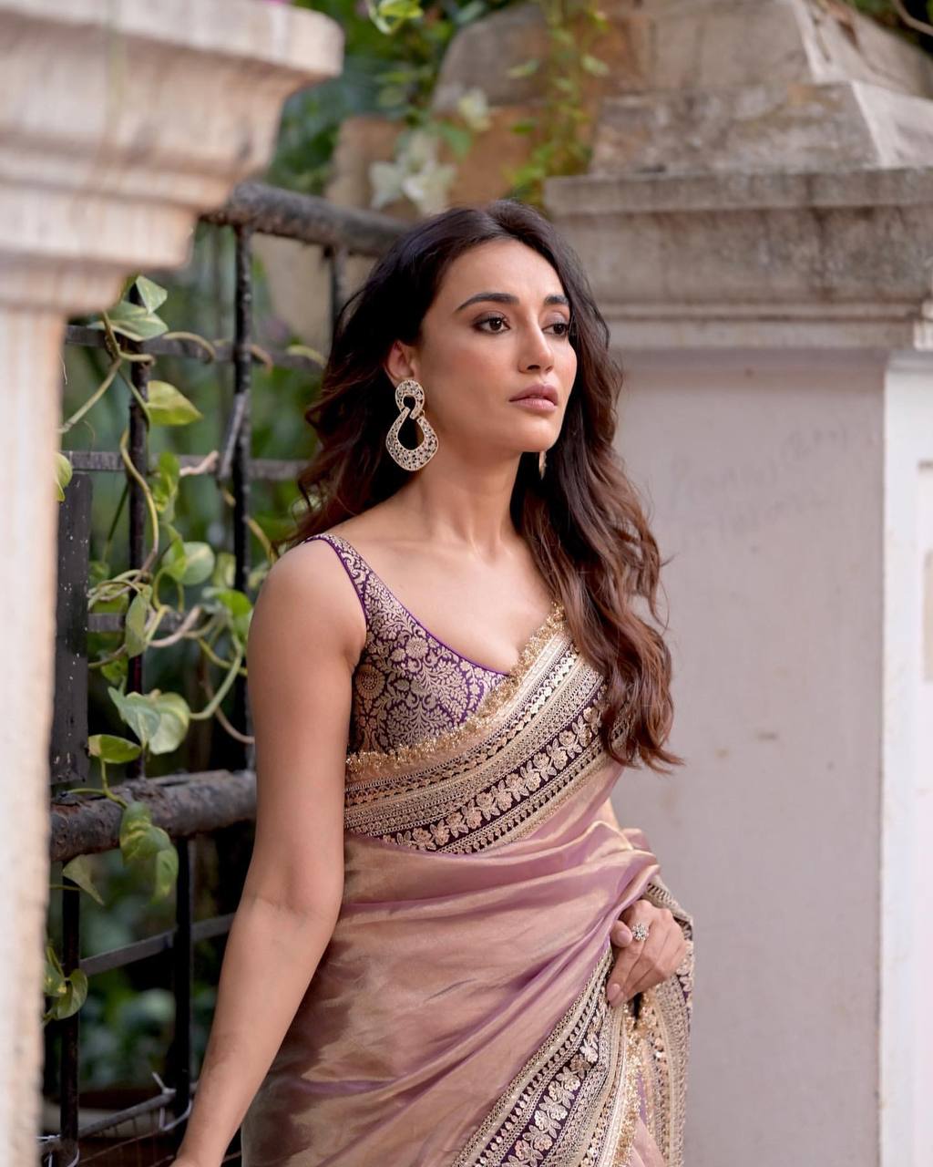 Women's Luxurious Mauve & Purple Art Silk Saree with Intricate Golden Zari & Broad Embroidered Border – Complete with Brocade Blouse for Festive & Wedding Wear