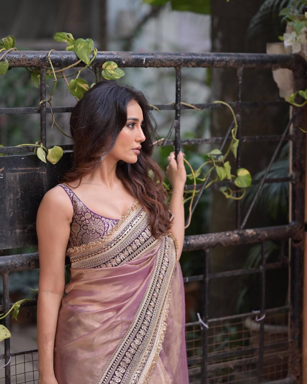 Women's Luxurious Mauve & Purple Art Silk Saree with Intricate Golden Zari & Broad Embroidered Border – Complete with Brocade Blouse for Festive & Wedding Wear
